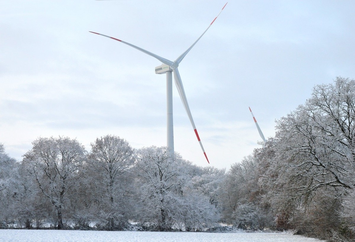Windkraftanlage in schneebedeckter Landschaft